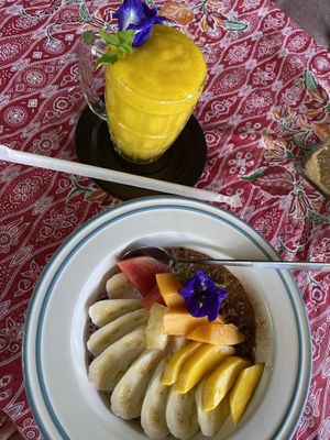 Mango-mint smoothie und Black Rice Porridge   at FatCat in Pai