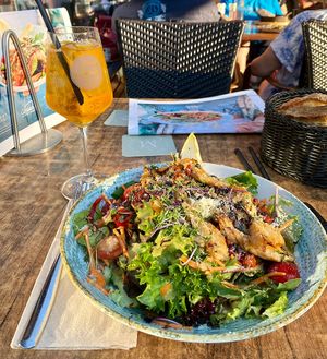 Salat mit veganen Chicken Chunks und als Getränk alkoholfreier Crodino Spritz   at Casbah in Siegburg