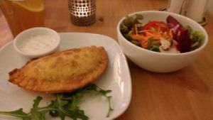 Gemüsetasche with salad at Fränzi in Hamburg