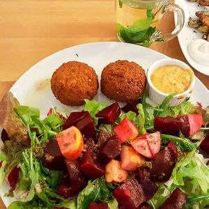 Mixed salad with beetroot, apples and falafel at Fränzi in Hamburg