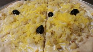 pizza jaune at Color Vegan in Lyon