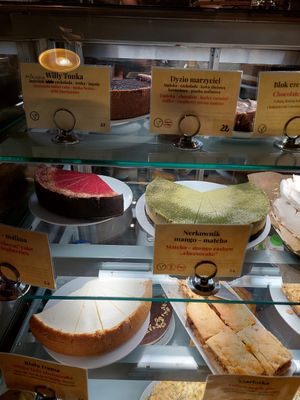 At least 6 vegan deserts options 😀 at Retro in Gdansk