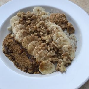 Vegan oatmeal with cinnamon, walnuts and banana  at Retro in Gdansk