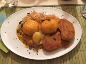 Kübisknödel auf Sauerkraut mit Seitanschnitzel  at Landgasthof Hindelwanger Adler in Stockach