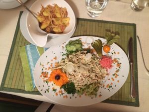 Sommer Sehnsuchtsteller mit Bratkartoffeln  at Landgasthof Hindelwanger Adler in Stockach