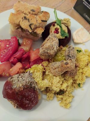 Mushrooms and tomato, red pepper salad at daTerra - Baixa in Porto