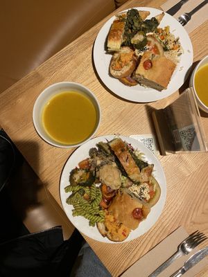 Soup & full plates at daTerra - Baixa in Porto