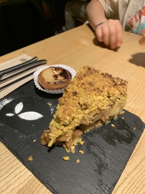 Crumble de manzana y pastel de Nata vegano   at daTerra - Baixa in Porto