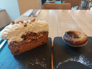 Carrot cake and pastel de nata at daTerra - Baixa in Porto