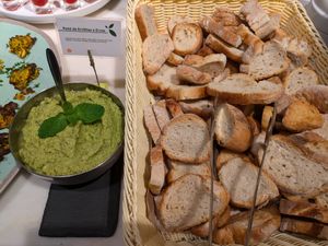 Bread and pea spread at daTerra - Baixa in Porto