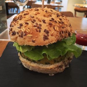 Burguer de Grão debico  at daTerra - Baixa in Porto