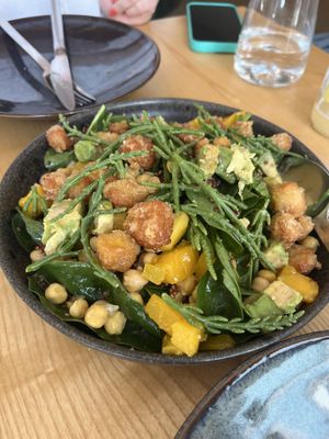 Delicious salad with mango, avocado, crispy tofu and chickpeas   at daTerra - Baixa in Porto