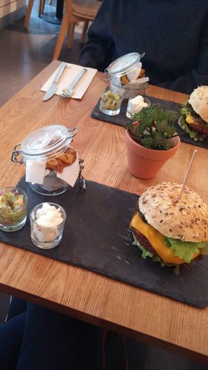 Chili burger-potatoes-guacamole-creamy sauce at daTerra - Baixa in Porto