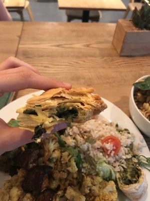 Hojaldre relleno de verduras, y recomiendo mucho el quiché at daTerra - Baixa in Porto