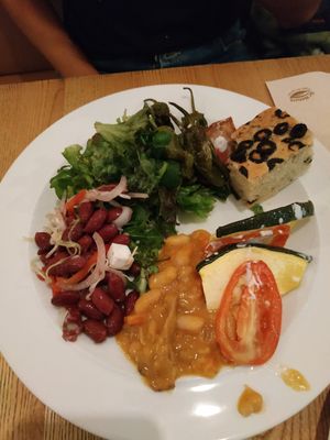 Plato ejemplo (legumbres, verduras, ensalada, focaccia) at daTerra - Baixa in Porto