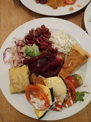 Plato ejemplo (legumbres, arroz, ensalada de col, remolacha, empanada de espinacas, quiche...) at daTerra - Baixa in Porto