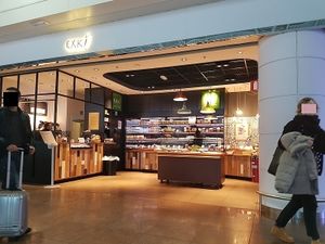 Exki at the gates at start of Terminal B at BRU - EXKi - TA in Zaventem