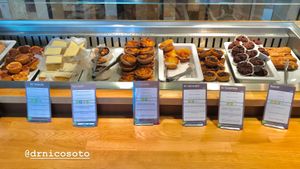 Non vegan sweet options at BRU - EXKi - TA in Zaventem