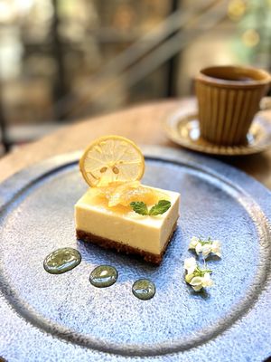 This refreshingly zesty lemon tofu cake is
a light yet creamy alternative to a rare Cheesecake. The crust is made from oatmeal. at Brown Rice ブラウンライス in Tokyo
