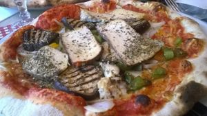 Pizza L'As Vegan, fromage vegan et tofu, 100% vegan. 13.50€ at O Chato in Caen