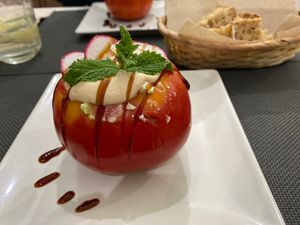 Stuffed tomato with a vegetable style slaw as the main for the meal of the day 🍅 at Bambú in Vigo