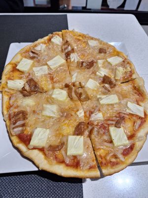 Pineapple and bacon pizza at Bambú in Vigo