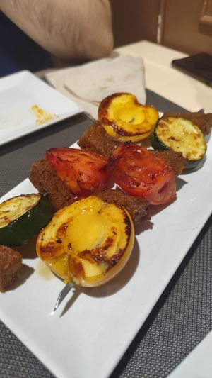 Brochetas de seitan, calabacin, tomate y manzana at Bambú in Vigo