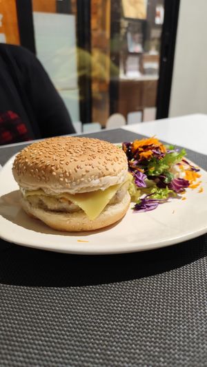 Hamburguesa de arroz integral, setas y cebolla caramelizada at Bambú in Vigo