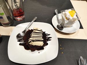 Postres: brownie con helado y arroz con leche y mango at Bambú in Vigo