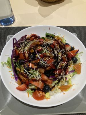 Ensalada de tomates cherry, fresas, arándanos... (menú del día) at Bambú in Vigo
