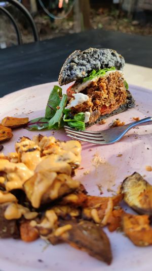 Burguer Vacka con bravoniatos at Väcka in Barcelona