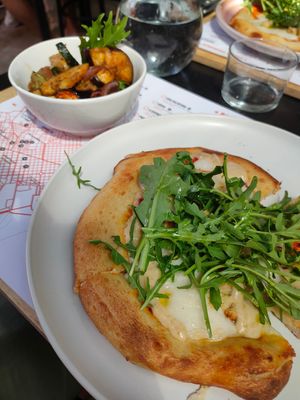 Pizza de los viernes at Väcka in Barcelona