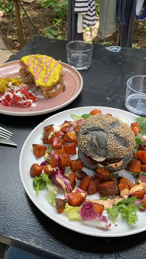 Hamburguesa y gofre at Väcka in Barcelona