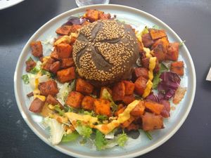 Burguer de pa de kamut at Väcka in Barcelona