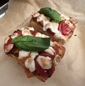 Que buena!!! 😍😍😍 derrite y tiene un sabor fenomenal 👏🏽🥳 at Väcka in Barcelona