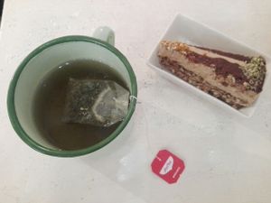 Sugar and gluten free raw cake with yogi tea at Väcka in Barcelona