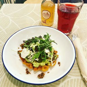 glutenfree waffle with guacamole, sunflower meat, mixed greens, vegan sour cream and jalapeño + kombucha and a hibiscus infusion at Väcka in Barcelona