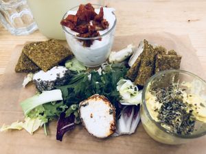 Tabla de quesos / Cheese platter at Väcka in Barcelona