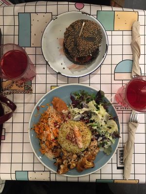 Burger and probiotic bowl - Meal deal with drink and dessert €11 at Väcka in Barcelona