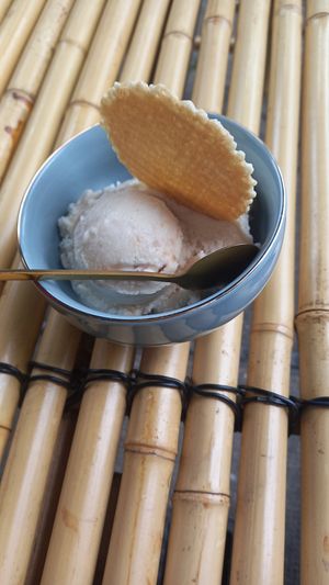 "kirmes mandel" (gebrannte mandel) 1,80€ at Eisschmiede - Manufaktur fur Genuss in Dusseldorf