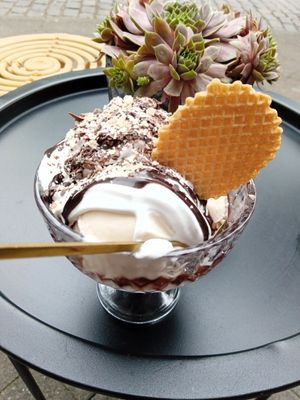 vegan choco cup with 3 scoops of choice (vanilla, chocolate, blueberry cookie) at Eisschmiede - Manufaktur fur Genuss in Dusseldorf