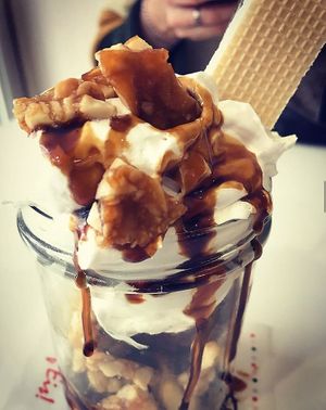 Veganer Eisbecher mit Sahne, Karamellsoße und Mandelkrokant at Eisschmiede - Manufaktur fur Genuss in Dusseldorf