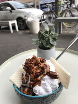 Walnuss-Becher at Eisschmiede - Manufaktur fur Genuss in Dusseldorf