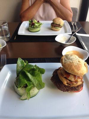 Burgers at Nümen in Merida