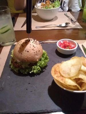 Guacamole burger and Can’t Believe it’s Tufo bowl at Nümen in Merida