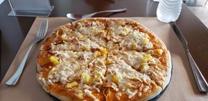 "Ham" and pineapple pizza at Nümen in Merida