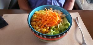 Chickpea curry bowl at Nümen in Merida