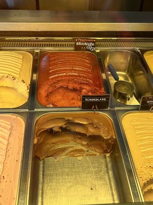 vegan blackberry ice cream   at Herrtotti Eis Manufaktur in Dusseldorf