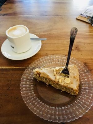 Mandelkuchen und Cappuccino mit Hafermilch at Cafe Leander in Bamberg