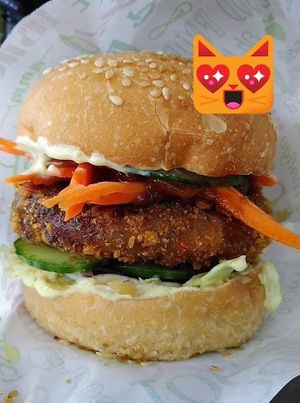 Burger Thaï pané sauce aigre douce maison at La Pause Verte in Aubenas